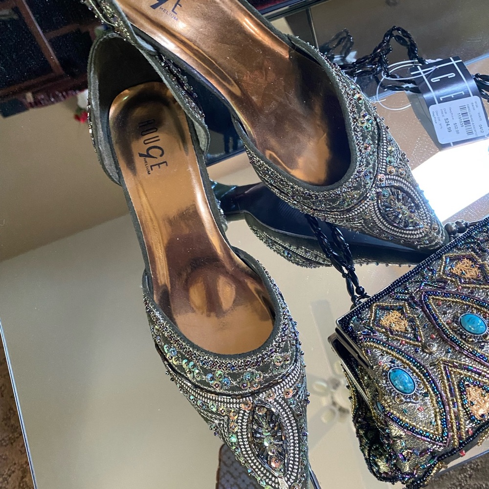Jeweled pump shoe paired with new tag embellished purse. Excellent condition.